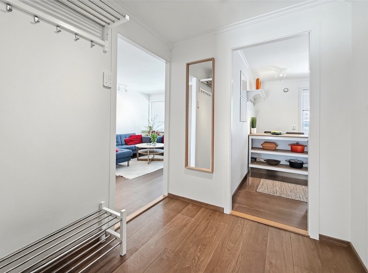 Hall med speil, garderobe og adkomst til stue og kjøkken Galleribilde