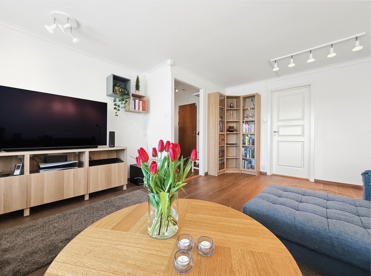 Del av stuen med tv-møblement og bokhyller Galleribilde