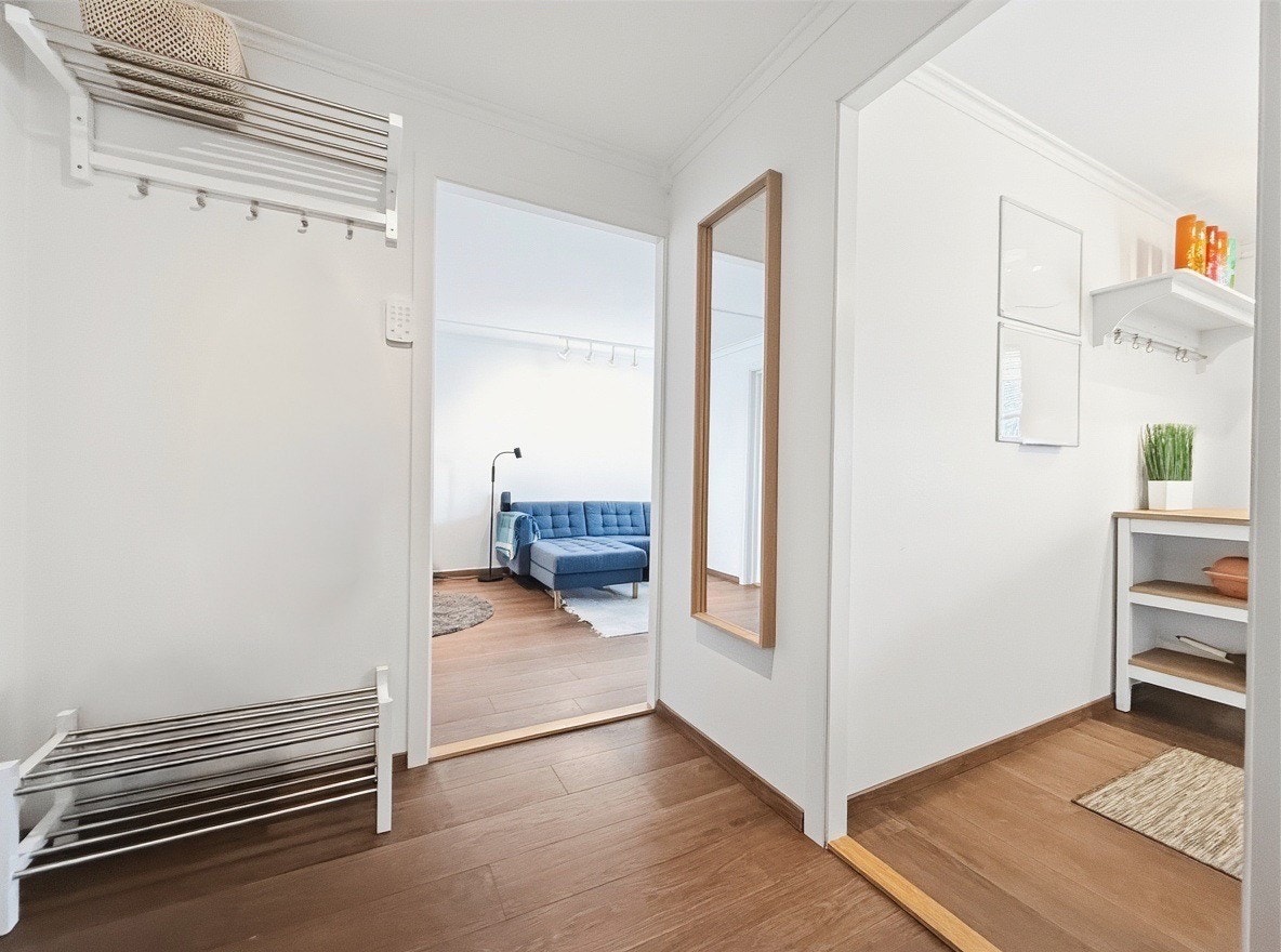 Hall med garderobeplass, knagger og speil Galleribilde
