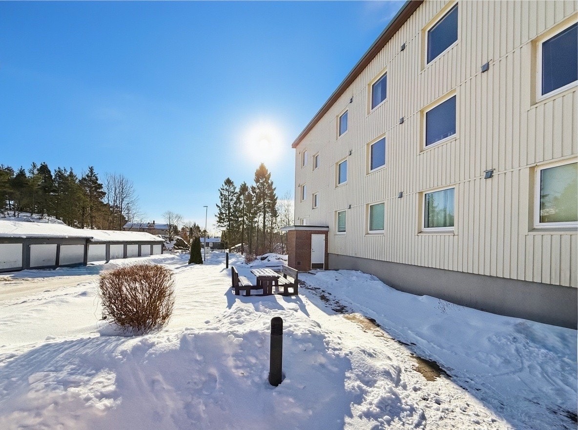 Leilighetsbygg i rolig område med parkering og pent inngangsparti Galleribilde