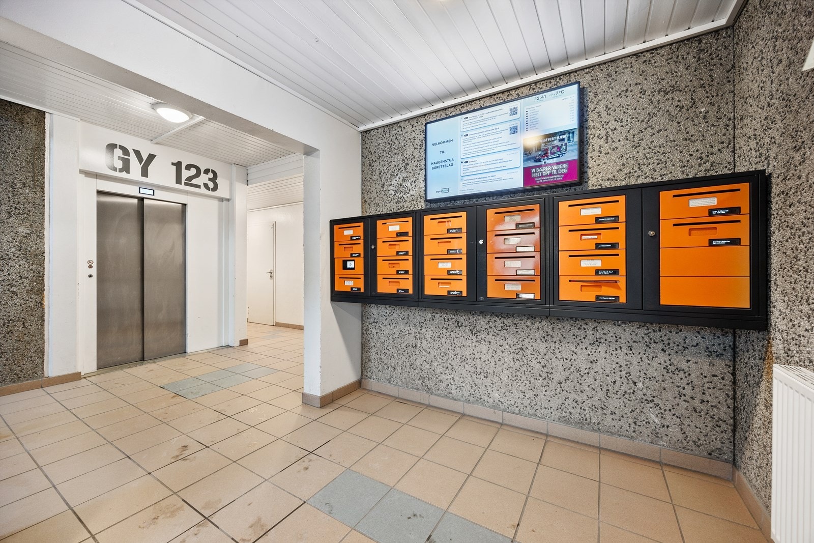 Felles inngangsparti med postkasser, dørtelefon og heis. Galleribilde