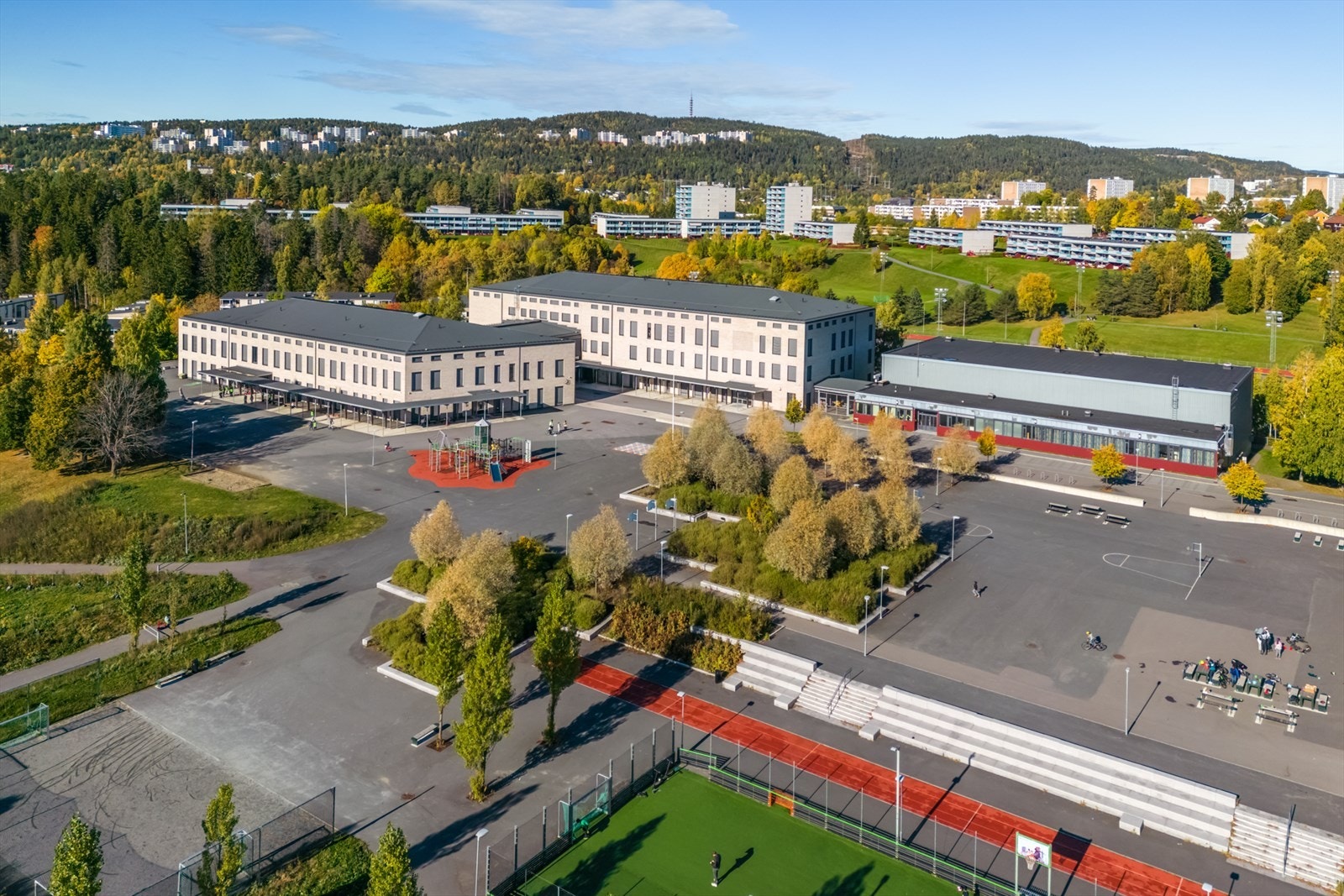 Det er kort vei til flere skoler, inkludert Haugenstua skole (1-10 kl.) Galleribilde