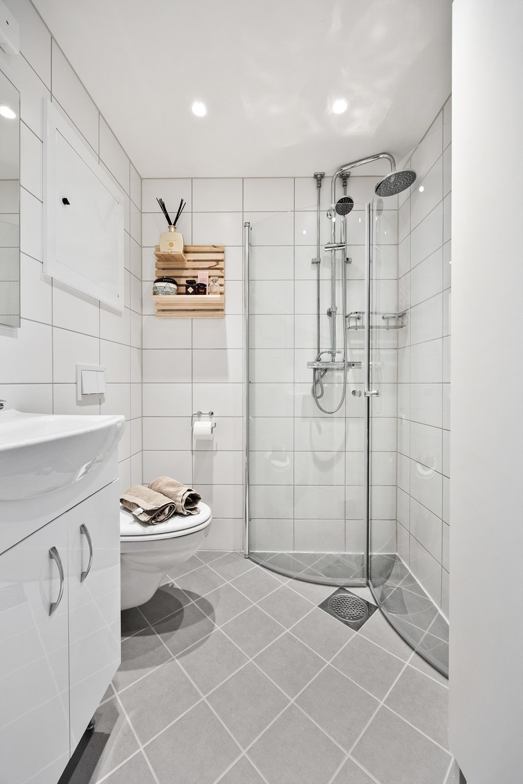 Badet ble oppusset i 2017 og har flislagte overflater med elektriske varmekabler i gulvet. Galleribilde