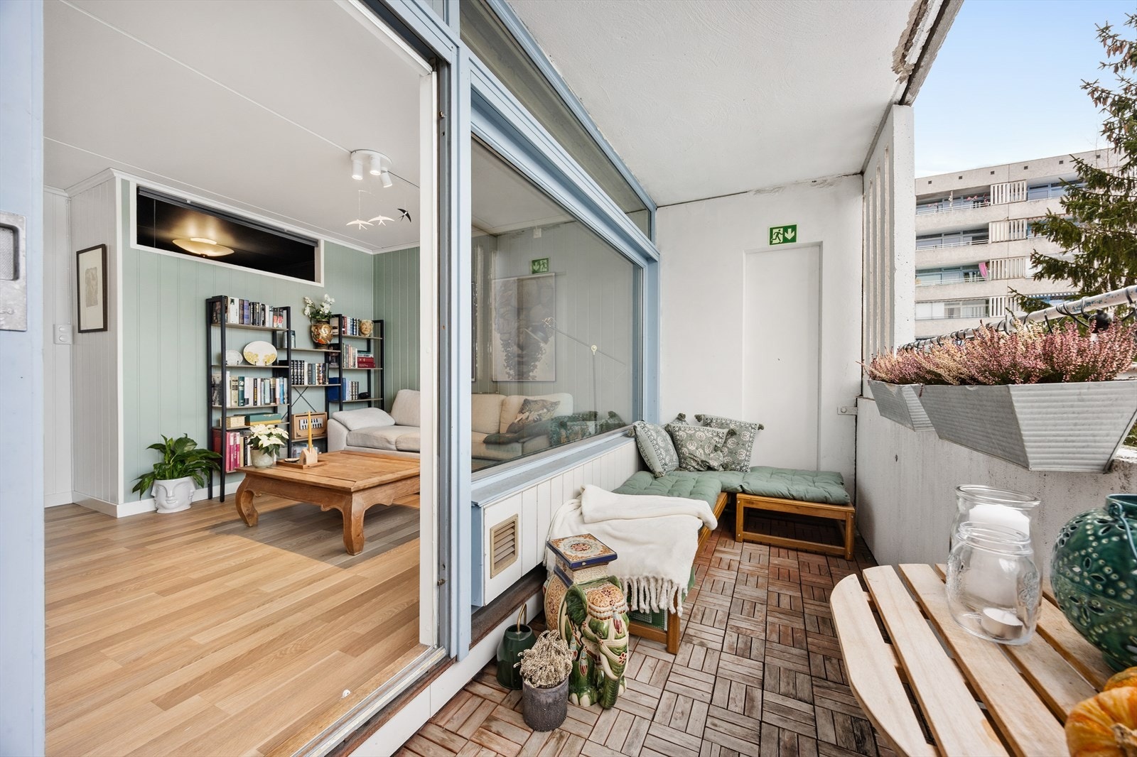 Balkongen fungerer som et ekstra rom i sommerhalvåret. Galleribilde