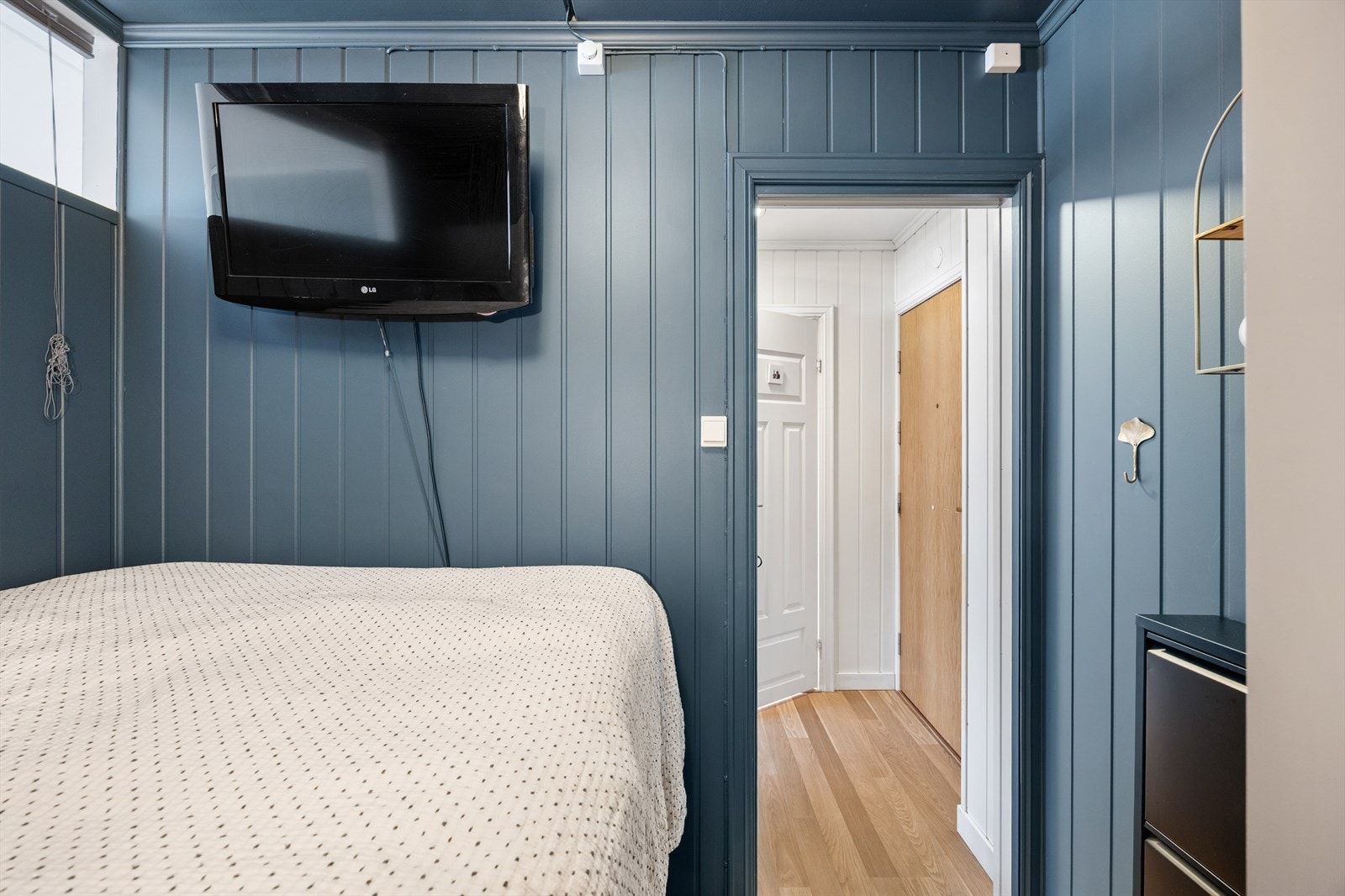 Alkoven ligger tilbaketrukket fra leilighetens sosiale soner. Galleribilde