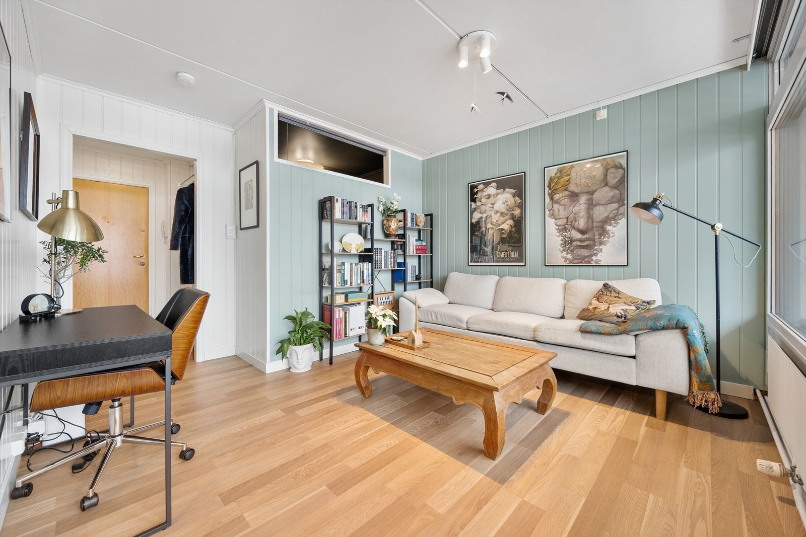 Rommet har en god atmosfære med malte panelplater på veggene og laminat på gulvet. Galleribilde