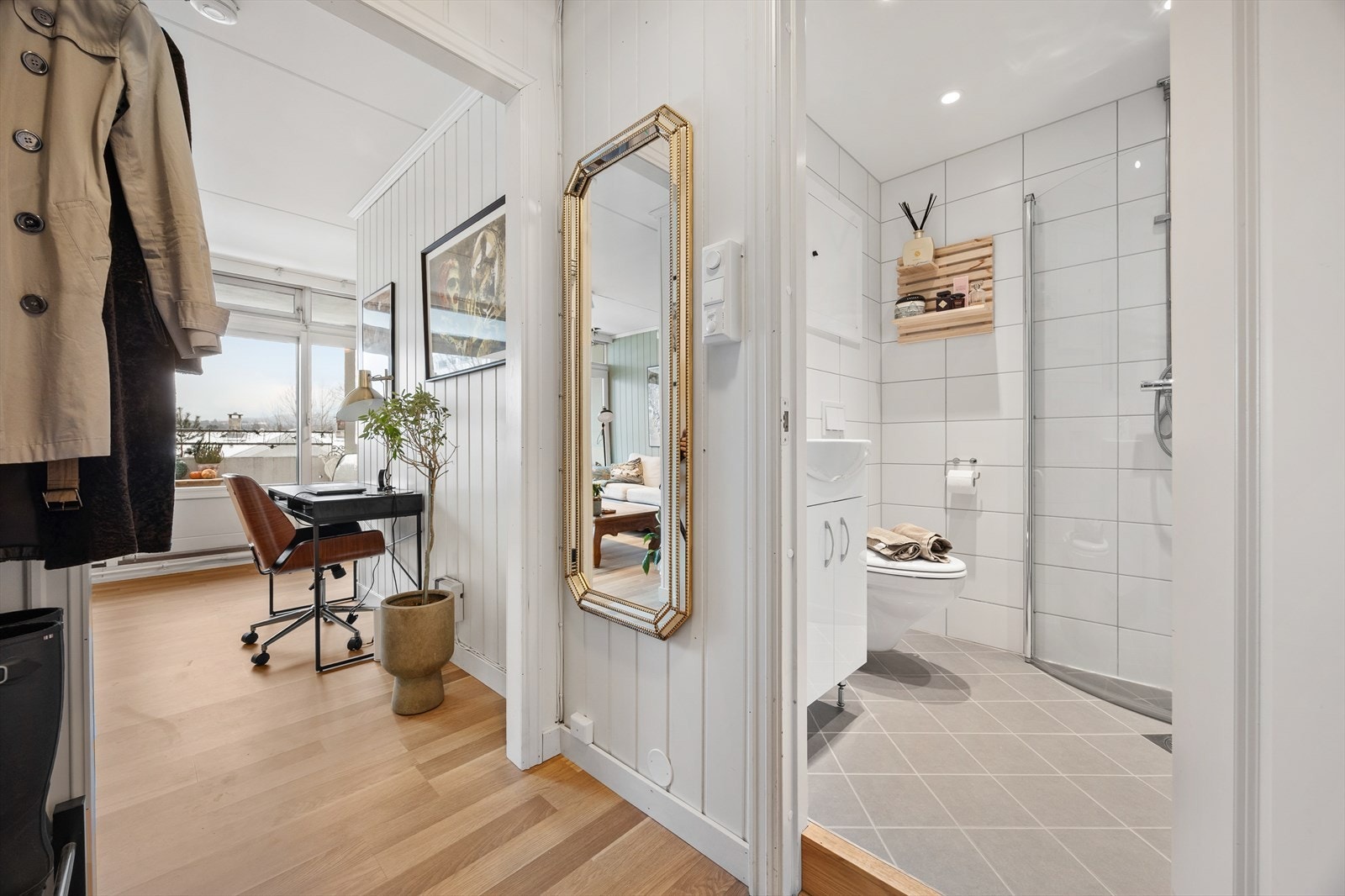 Fra entréen er det direkte tilgang til badet og videre inn i leilighetens oppholdsrom. Galleribilde