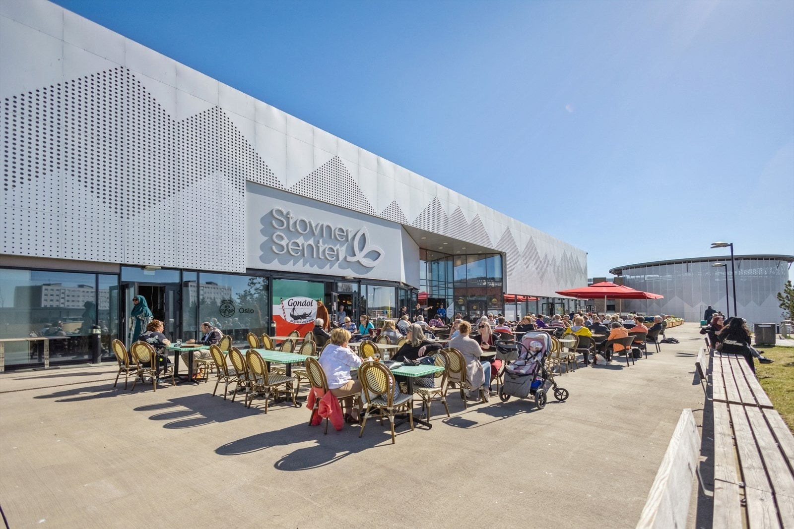 Stovner Senter, et av Norges eldste, tilbyr et bredt spekter av butikker og serveringssteder Galleribilde