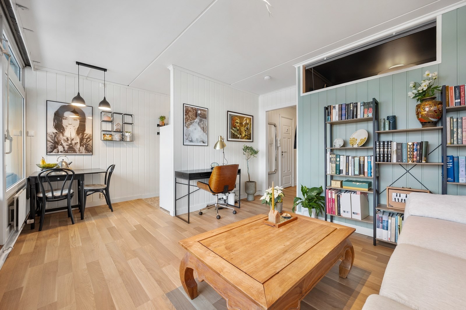 Stuen er romslig og gir fleksibilitet for møblering med både sofagruppe og spiseplass. Galleribilde