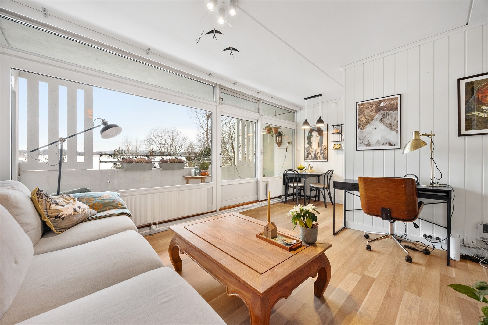 Takhøyden i stuen er på 2,48 meter, noe som bidrar til en god romfølelse. Galleribilde