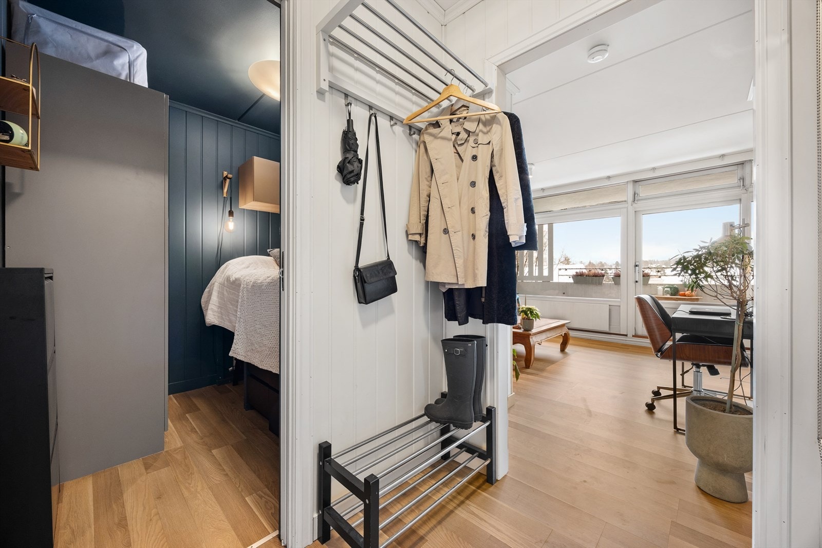 Entréen har plass til oppbevaring av yttertøy og sko. Galleribilde