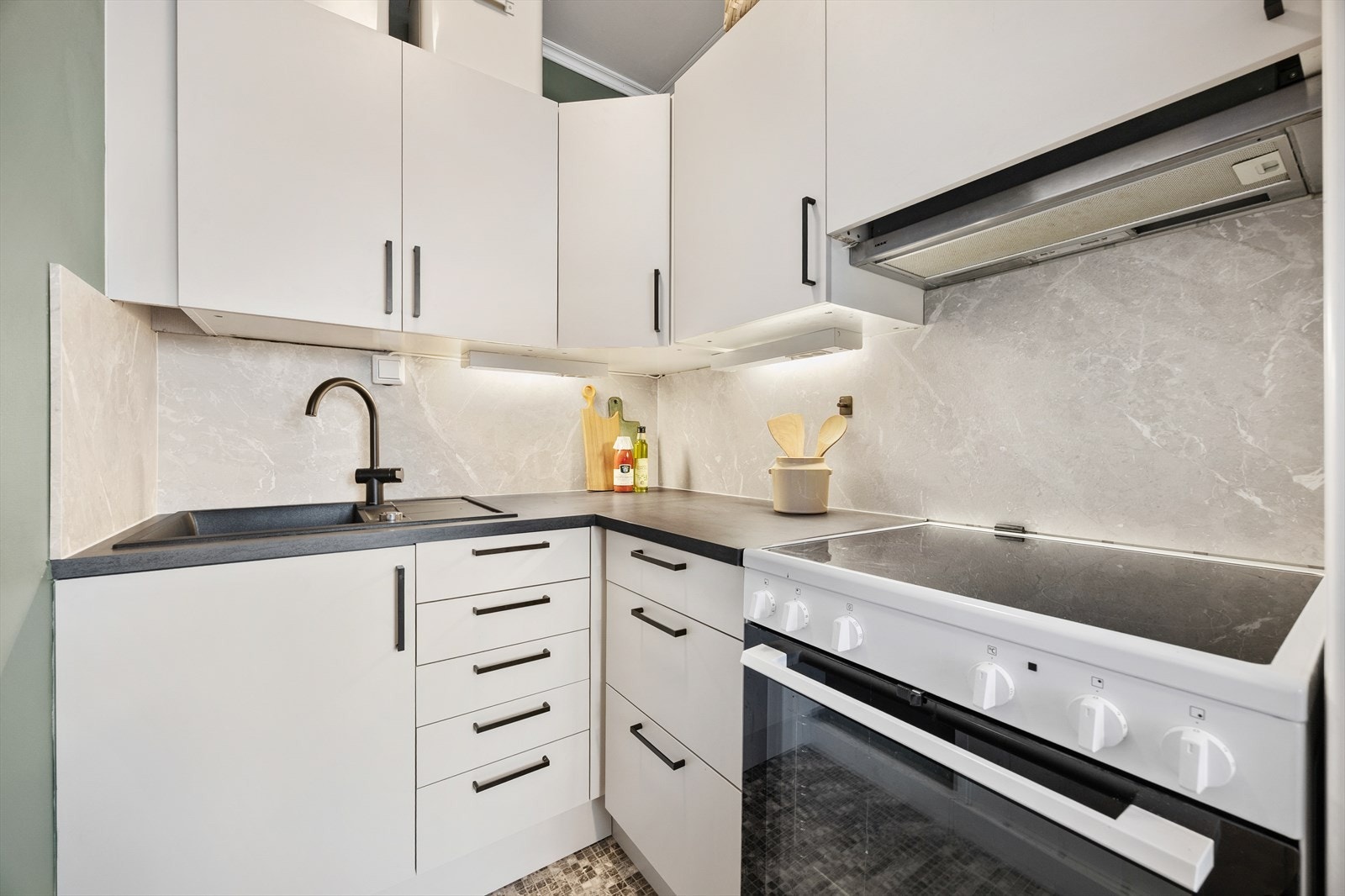 Kjøkkenet er oppgradert med nyere fronter, laminat benkeplate og plater over benk. Galleribilde