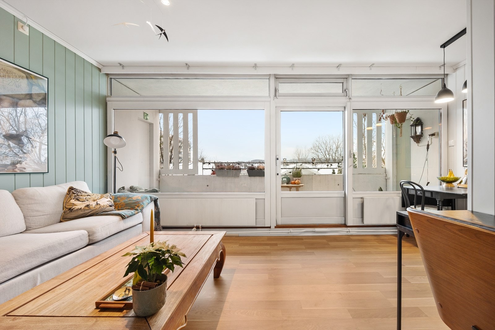 Fra stuen er det utgang til balkongen gjennom en nyere balkongdør. Galleribilde