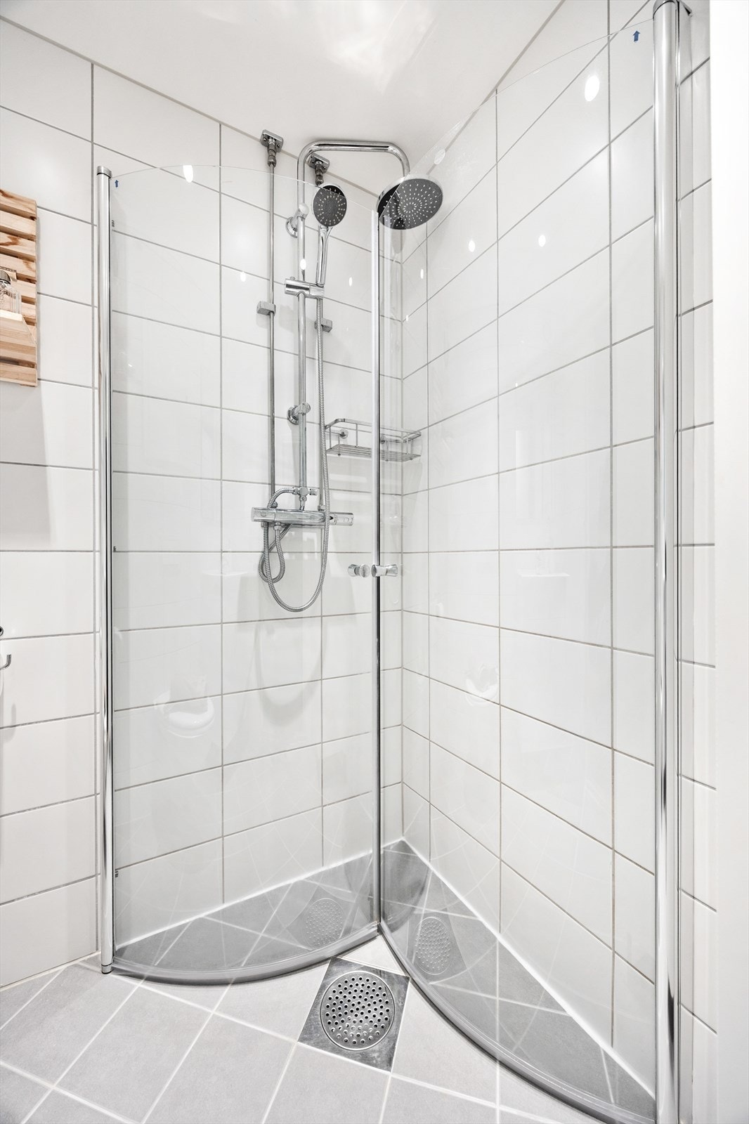 Her er det et praktisk dusjhjørne med innsvingbare dører som frigjør gulvplass. Galleribilde