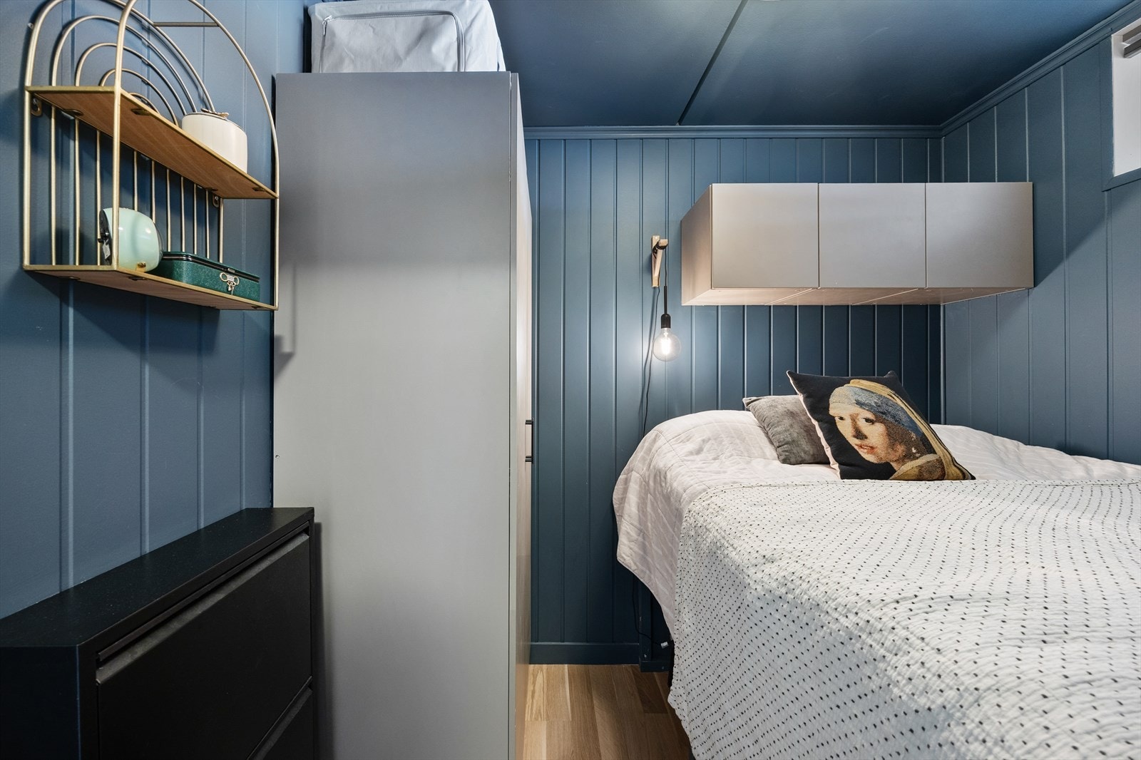 Sovealkoven er arealeffektiv med plass til både seng og oppbevaringsløsninger. Galleribilde