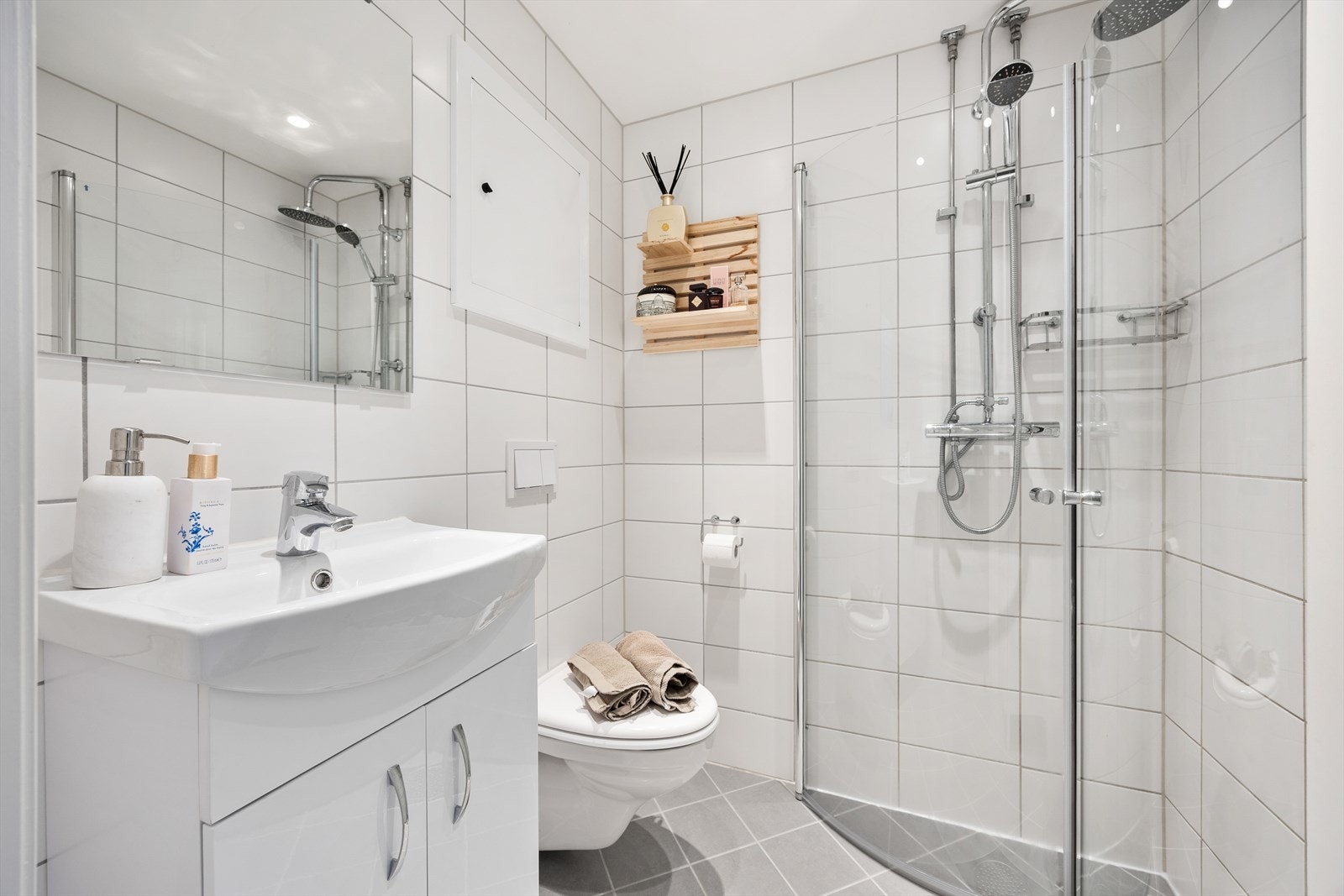 Innredningen består av vegghengt klosett, servant med skap og opplegg for vaskemaskin. Galleribilde