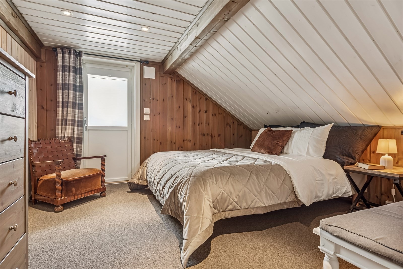 Hemsen i hoveddelen er innredet med flere soverom/-plasser. Dette rommet er etablert etter byggeår, i del av åpent areal over spisestuedel. Galleribilde