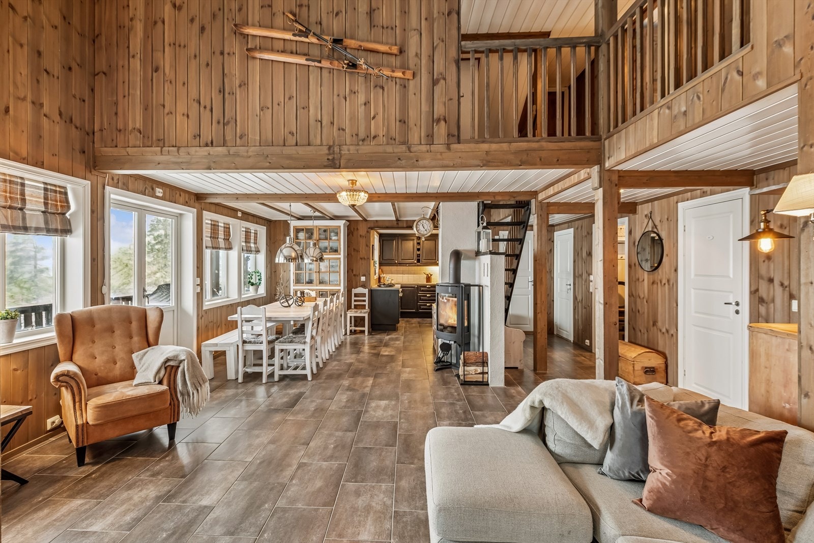 Hoveddelen har en åpen og sosial planløsning mellom stue, spisestue og kjøkken. Galleribilde