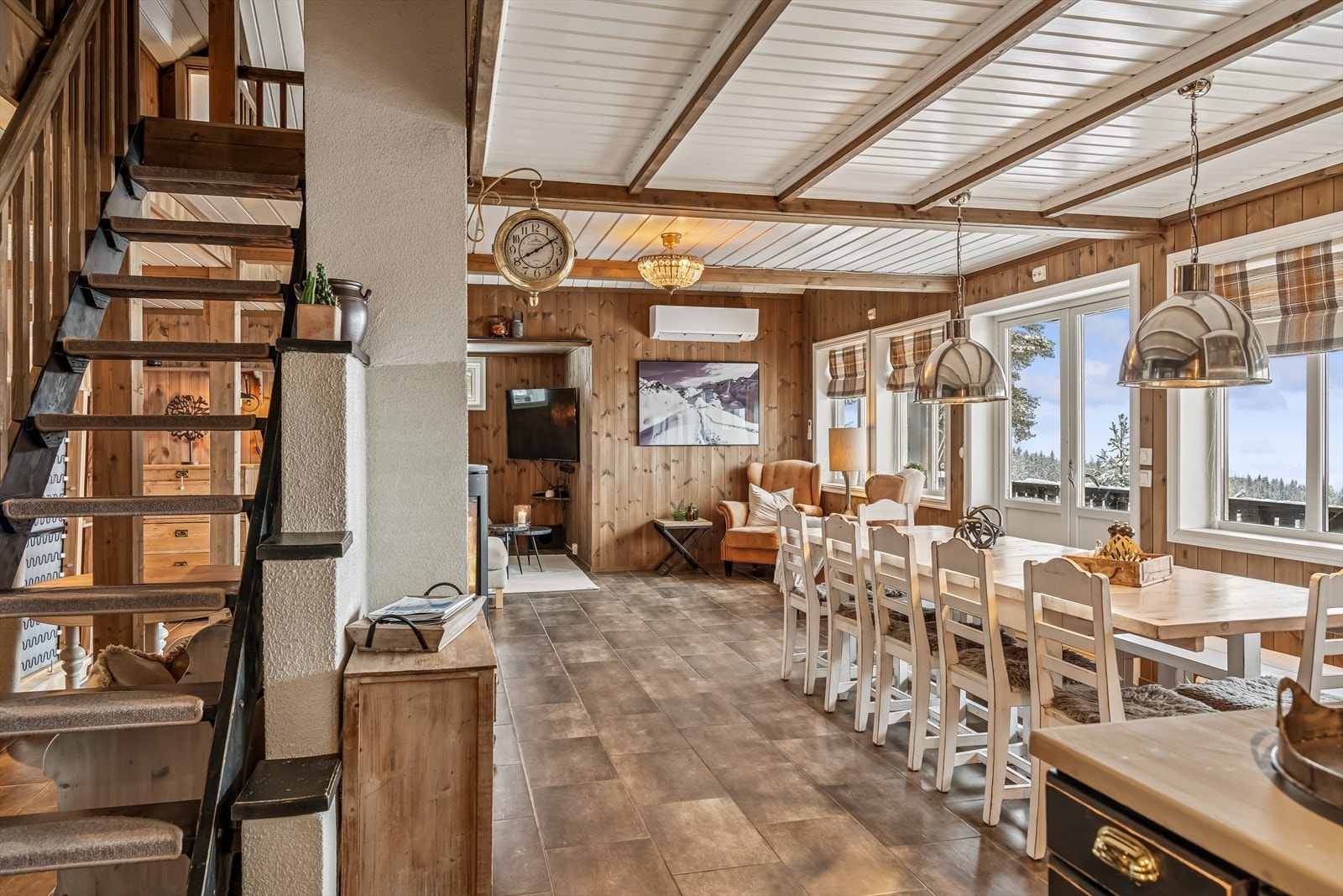 Spisestuen har god plass til langbord og er et naturlig samlingspunkt i hytta. Galleribilde
