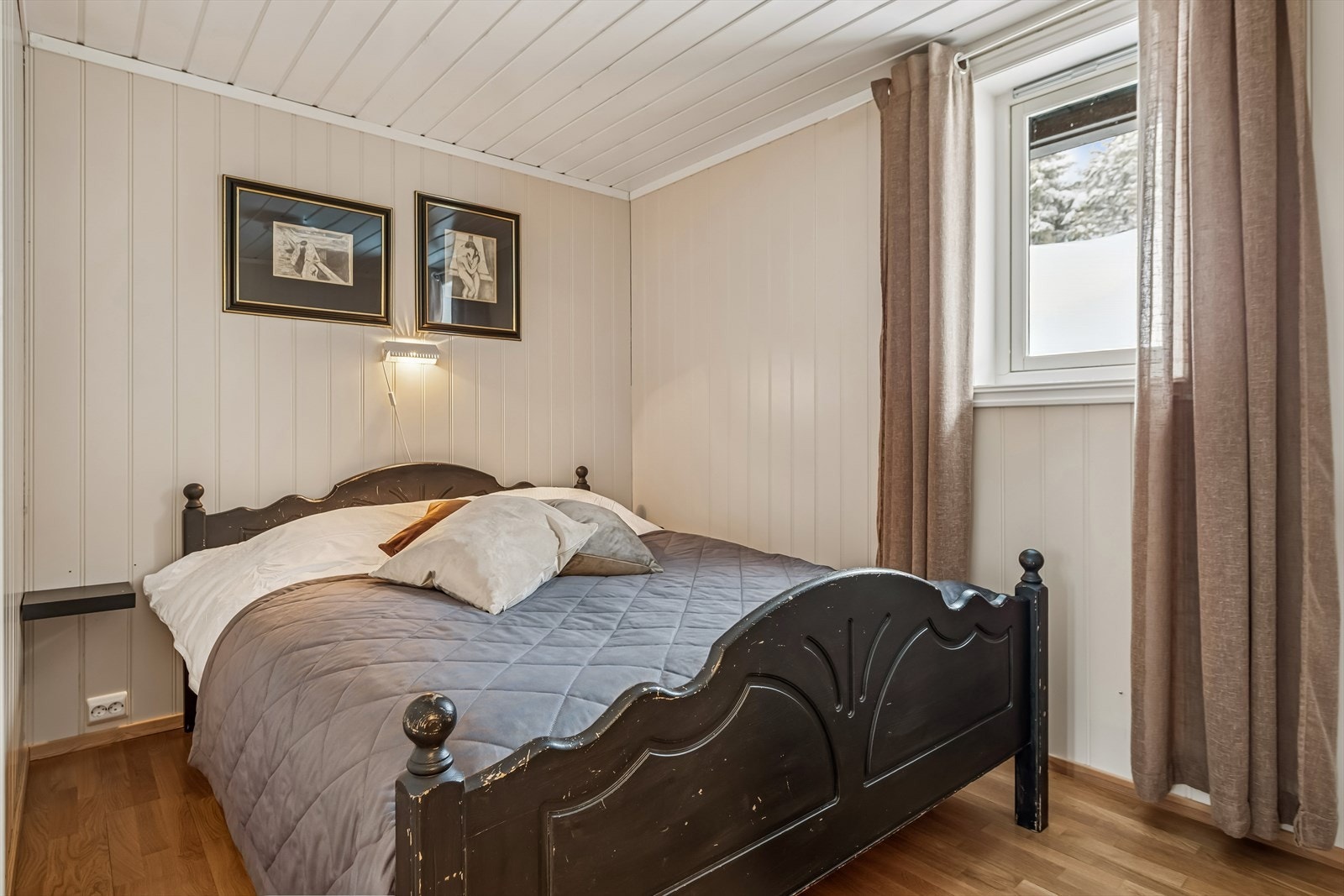 Også her er det ett soverom i første etasje. Galleribilde