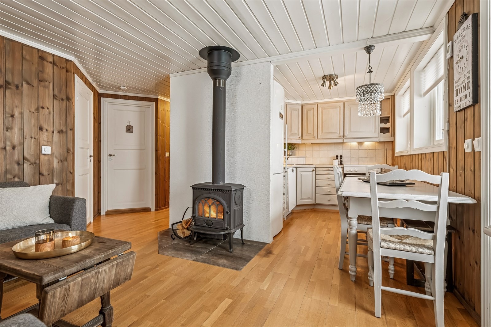 Også annekset har en peisovn for varme og hygge, samt en luft-til-luft varmepumpe fra 2022. Galleribilde