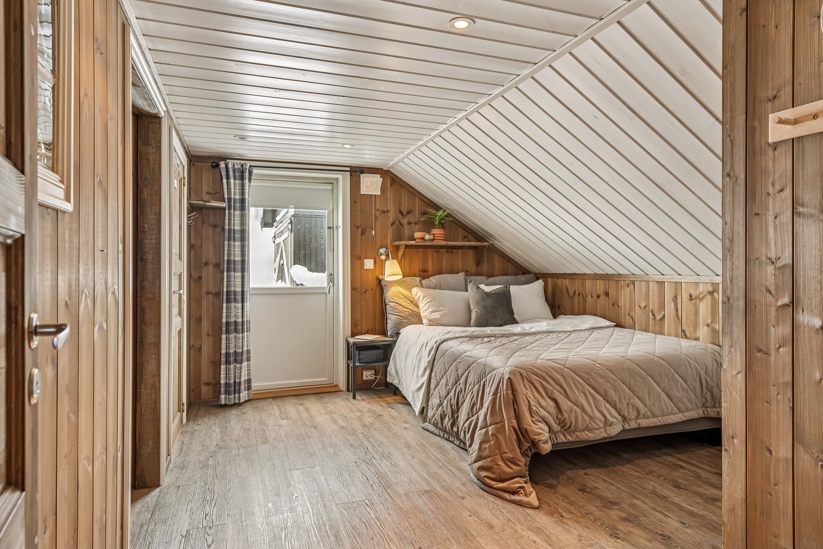 Ett rom på hemsen har egen utgang via en utvendig gangbro mot garasjen. Fra dette rommet er det adkomst til en sovealkove og en bod. Galleribilde