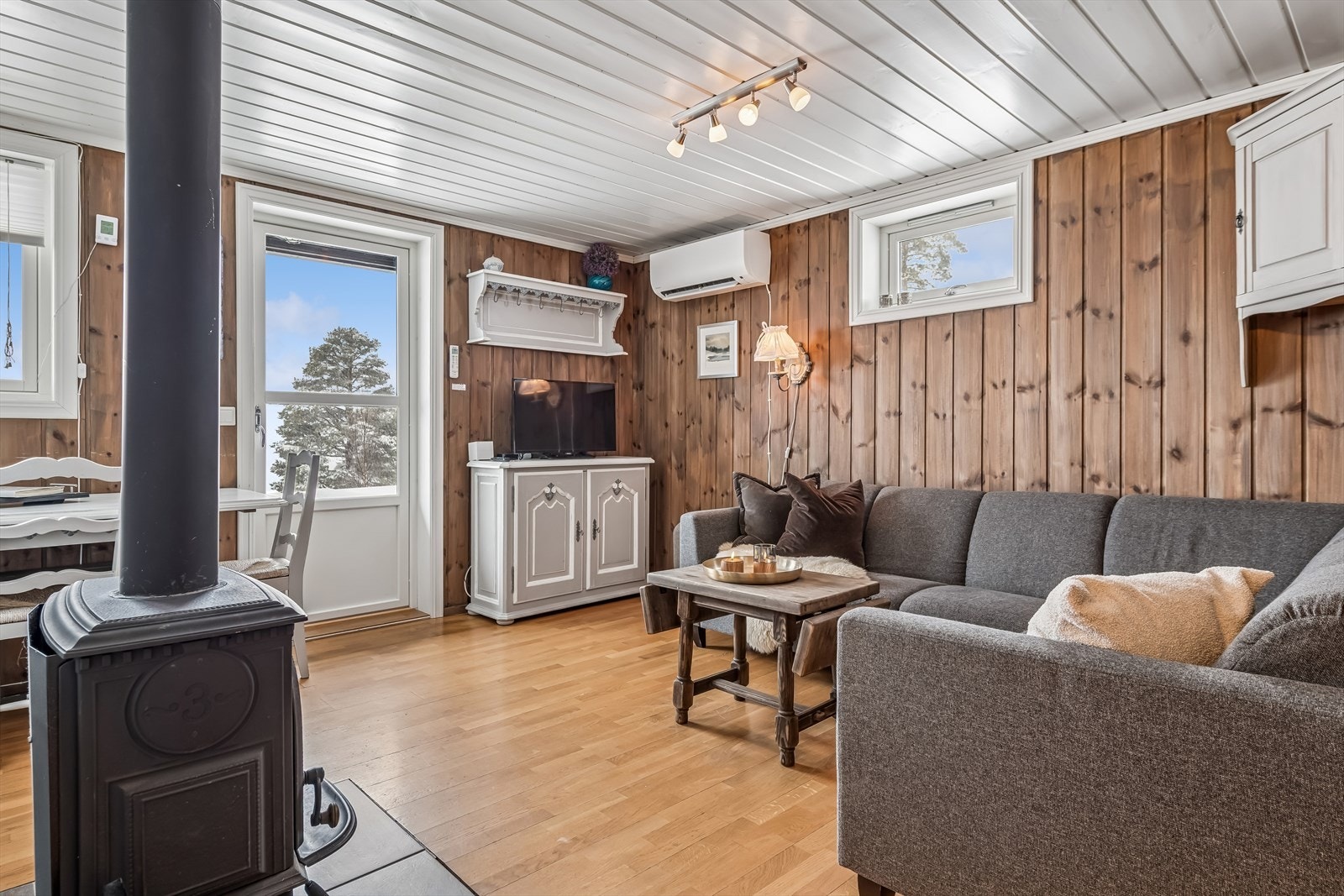 Annekset er en selvstendig enhet med egen stue, kjøkken, bad og soverom. Galleribilde