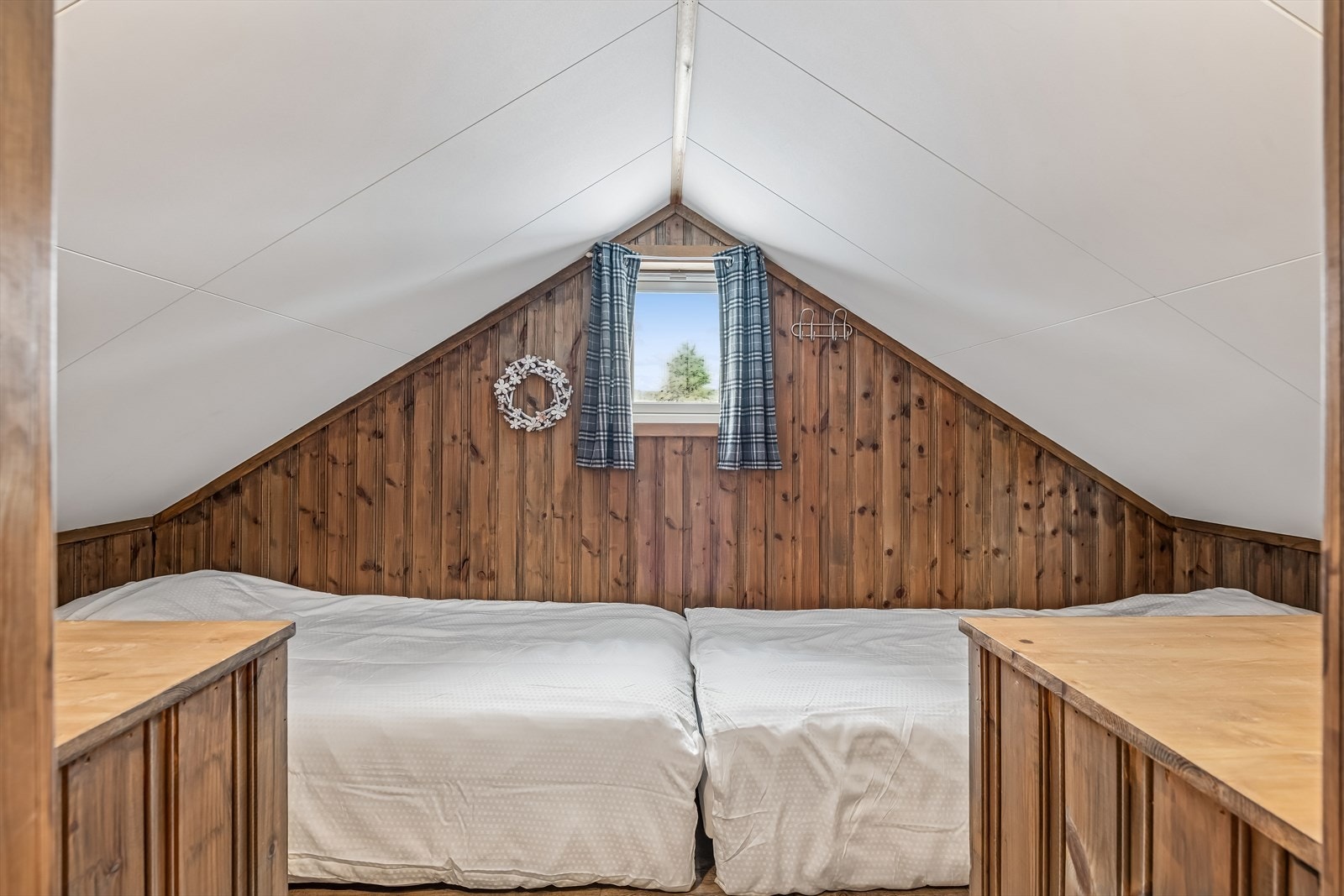 Det innerste rommet på hemsen er praktisk innredet med to soveplasser Galleribilde