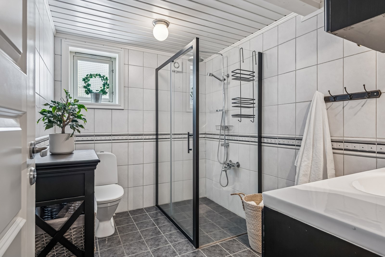 Badet i hoveddelen har flislagte overflater, vannbåren gulvvarme og dusjhjørne fra 2018. Galleribilde