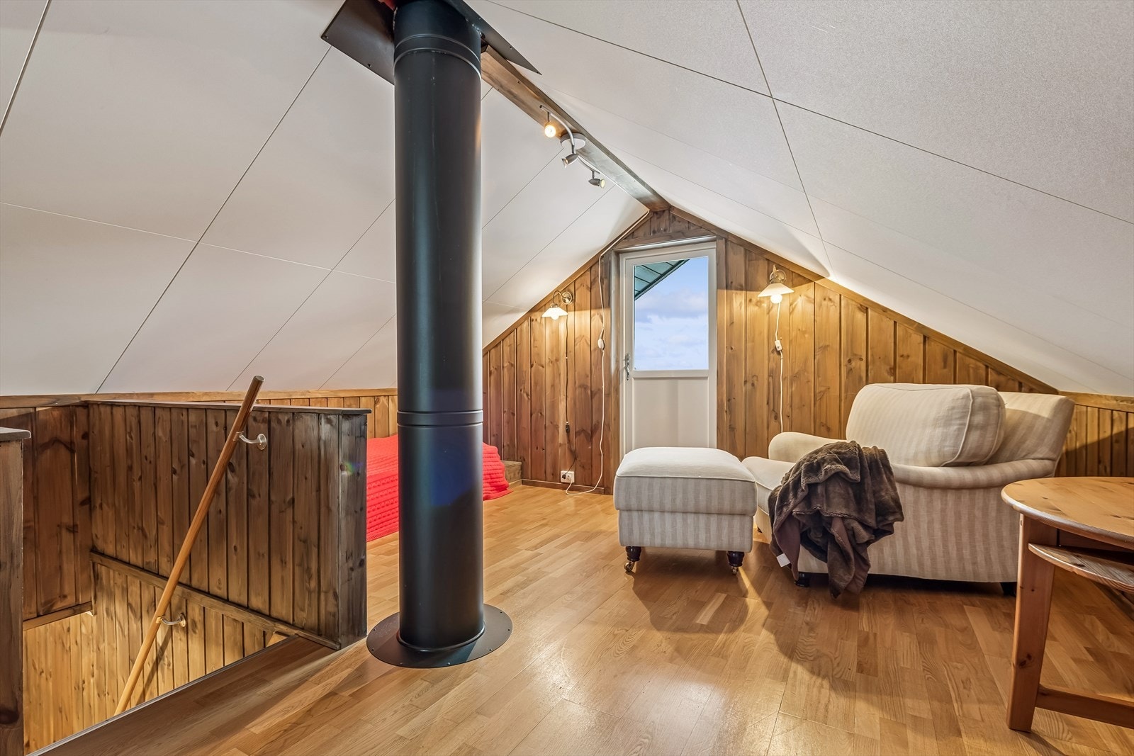 Hemsen i annekset er innredet som en loftstue med soveplass. Lav takhøyde gjør at arealet i denne etasjen ikke er godkjent for varig opphold, og det er ikke søkt om endring fra tilleggsareal til hovedareal. Galleribilde