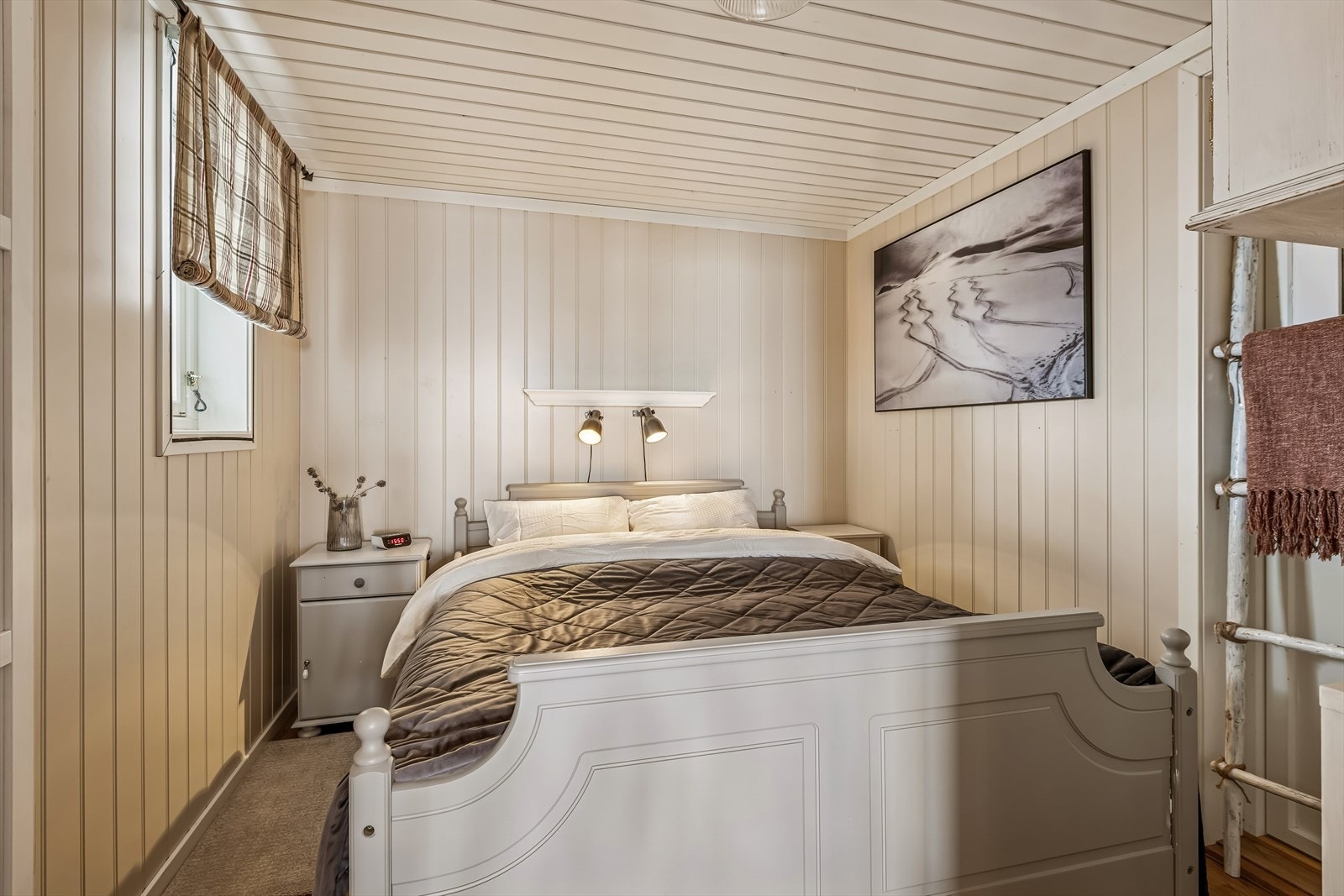 Hoveddelen har ett soverom i første etasje, direkte utgang til platting, i tillegg til soveplasser på hemsen. Galleribilde