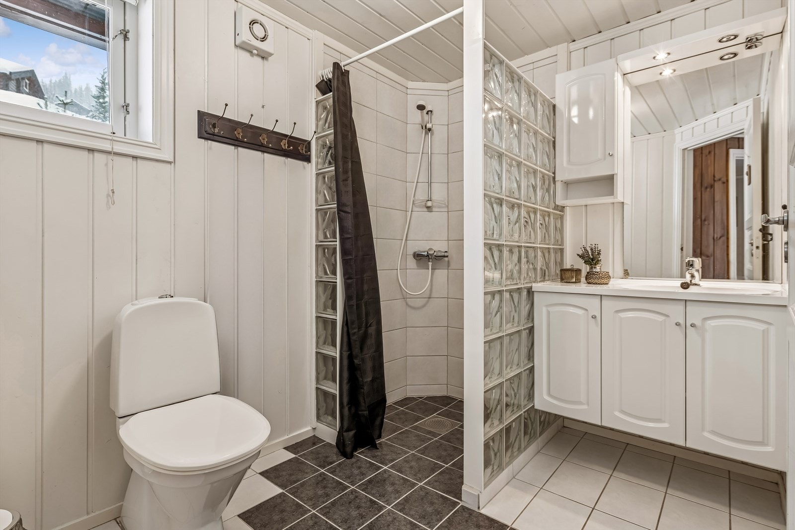 Badet har vannbåren gulvvarme og dusjnisje med glassbyggerstein. Galleribilde