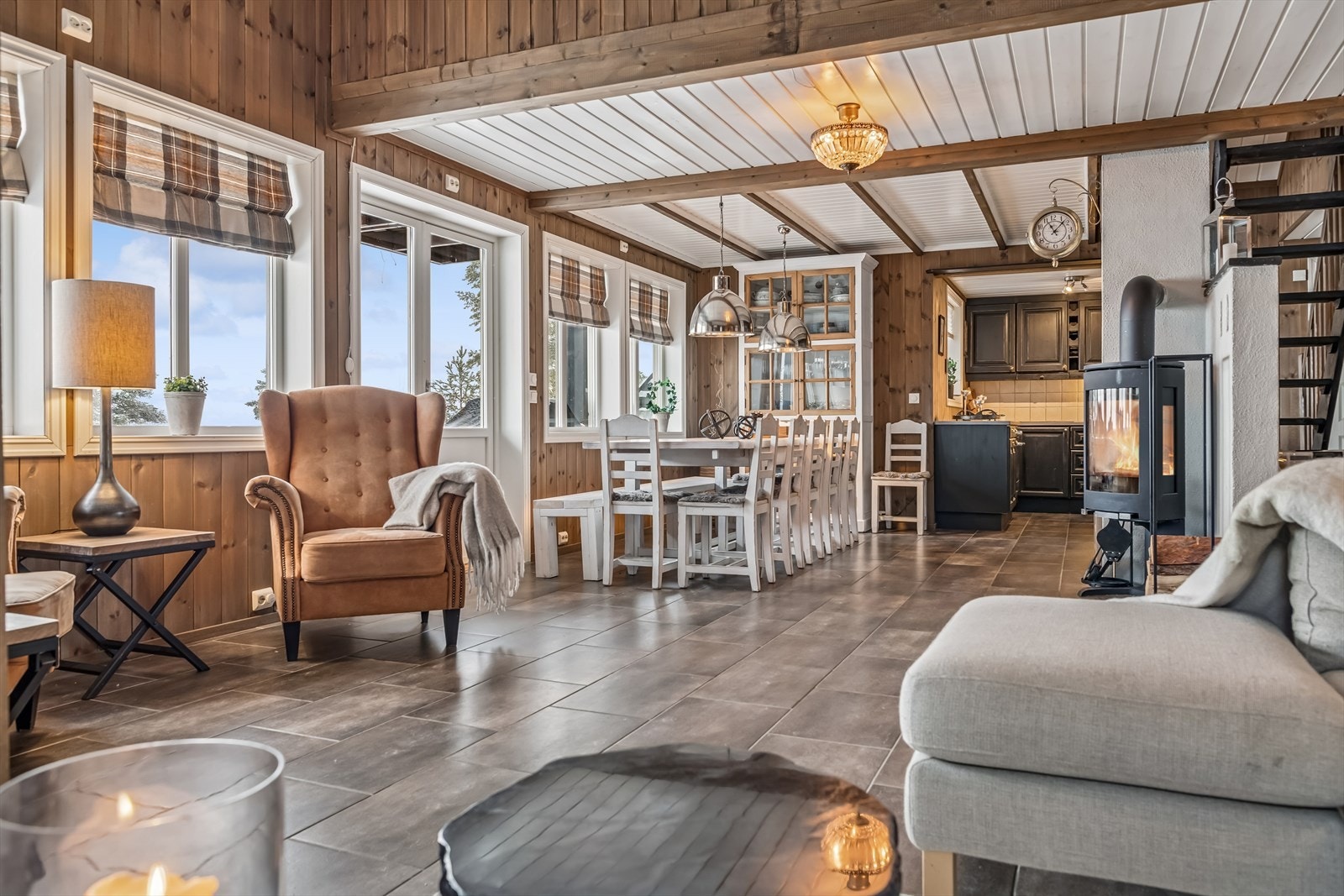 Lun og koselig fellesrom med stue, spisestue og kjøkken. Galleribilde