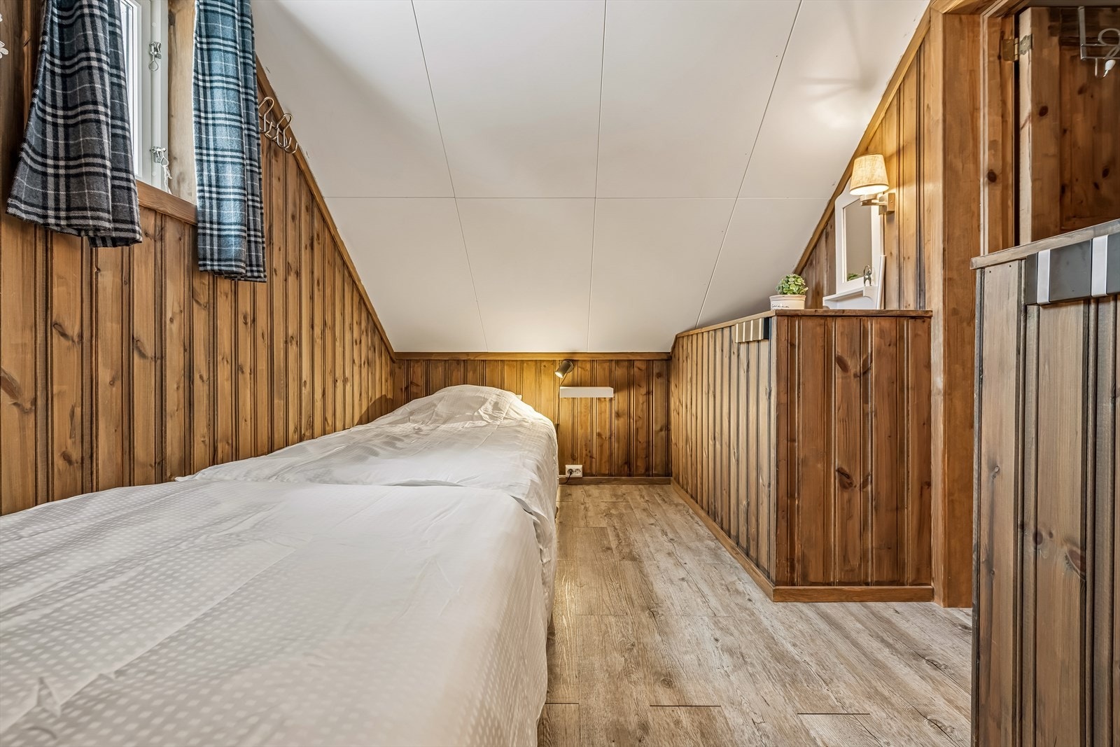 Hemsen i både hoveddel og anneks har takhøyde under 1,9m, og er innredet og omgjort til oppholdsrom. Arealene er ikke godkjent for varig opphold, og det er ikke søkt bruksendring. Galleribilde