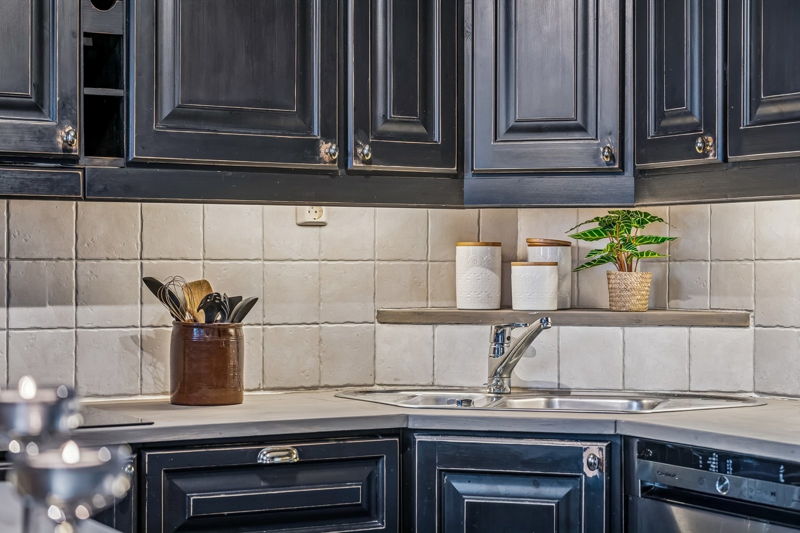 Detaljene på kjøkkenet gir et lunt og innbydende inntrykk. Galleribilde