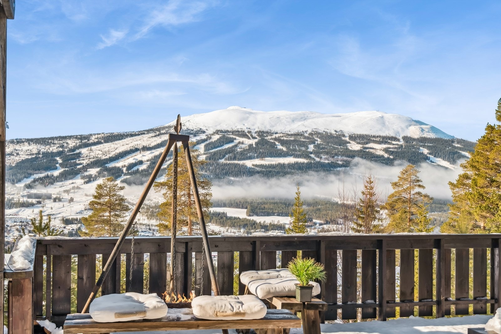 Fra eiendommen er det fantastisk utsikt til Trysilfjellet, Norges største skianlegg. Galleribilde