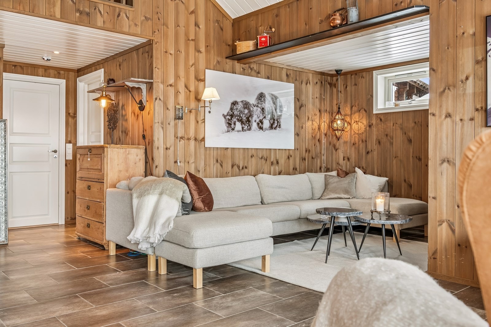 Gjennomgående bruk av trepanel på vegger og i himling skaper en klassisk hyttefølelse. Galleribilde