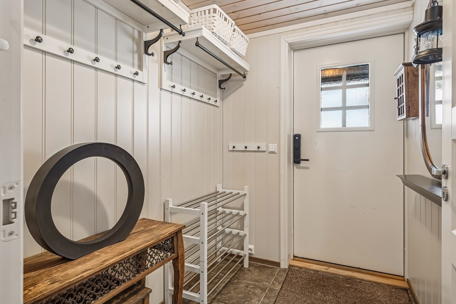 Vindfang med plass til yttertøy og sko. Galleribilde