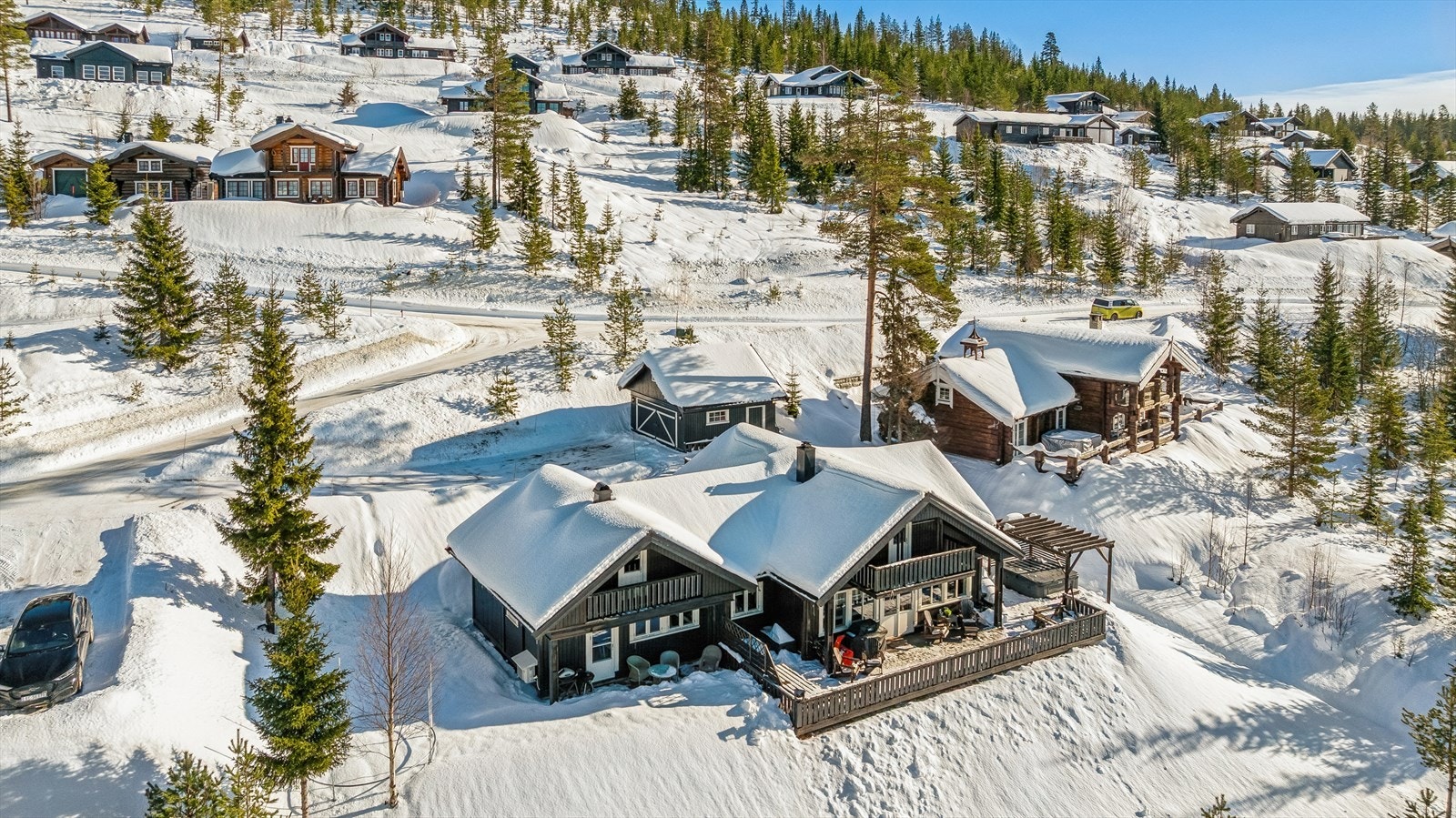 Eiendommen ligger vakkert til i Bjønnåsen Hyttegrend. Tiltak som montering av stigetrinn, plattform, snøfangere og system for bortledning av vann er nødvendig. Galleribilde