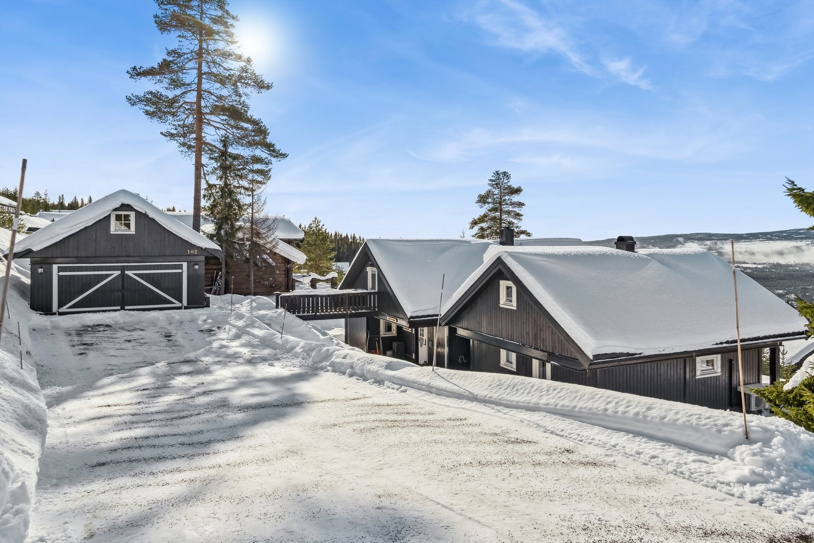 Fritidsbolig med to boenheter fra 2009, og en frittstående dobbelgarasje fra 2018. Foto: Johan Andersson EFKT. Galleribilde