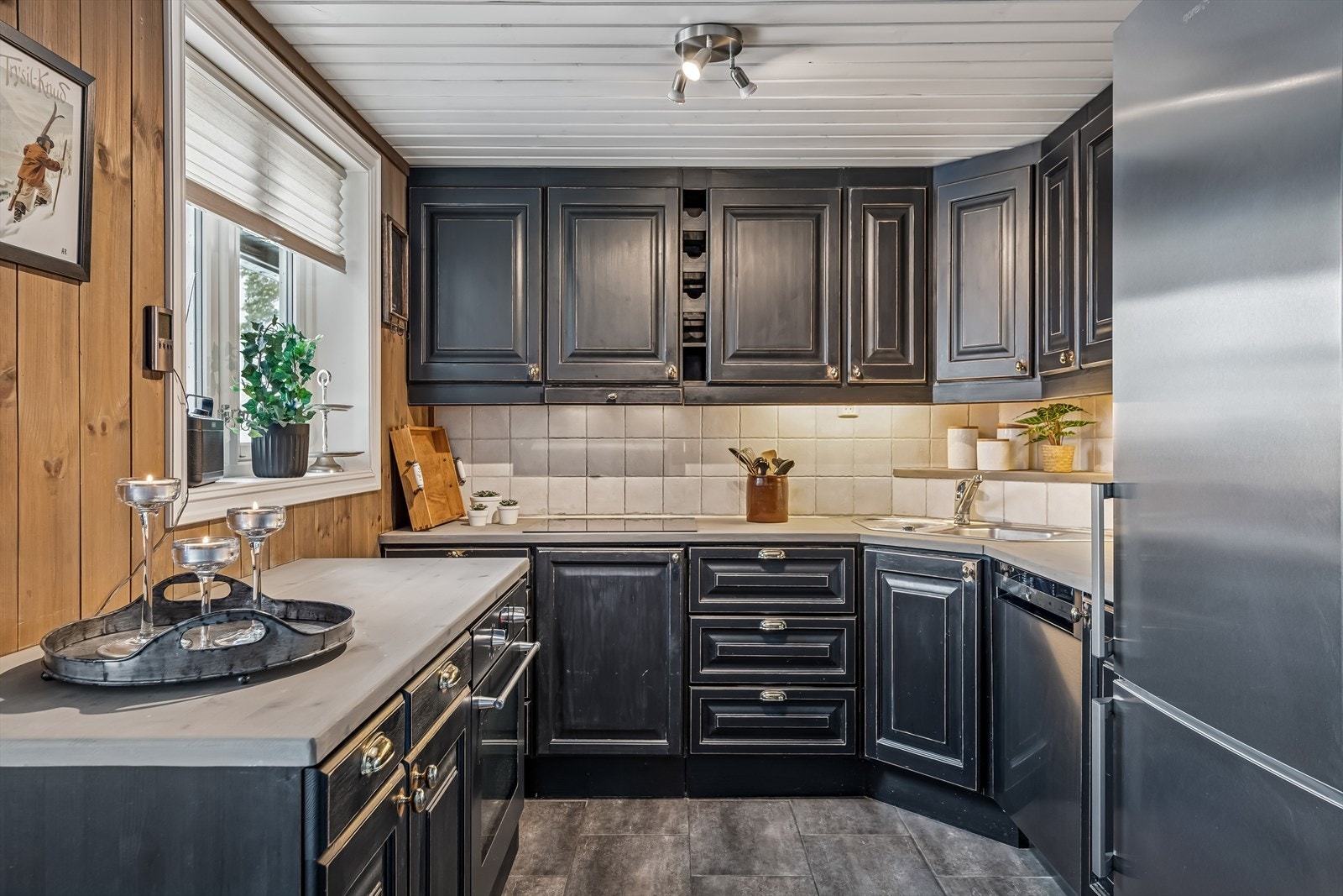 Kjøkkenet er utstyrt med integrert platetopp (2026), stekeovn og oppvaskmaskin. Galleribilde