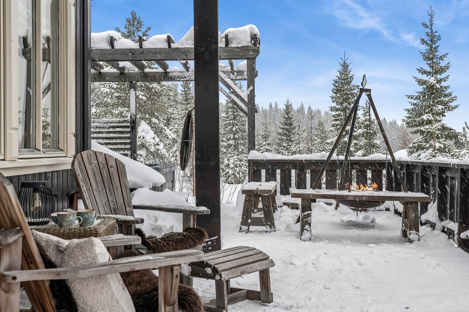 Terrassen på 70 m² er delvis overbygget og har rikelig med plass til flere sittegrupper. Galleribilde