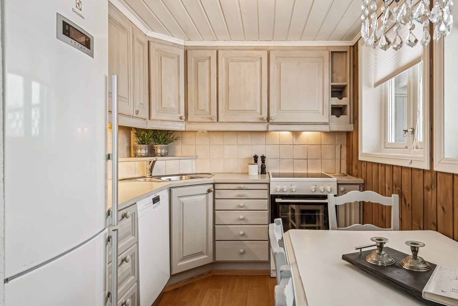 Kjøkkenet er praktisk innredet med frittstående hvitevarer. Galleribilde