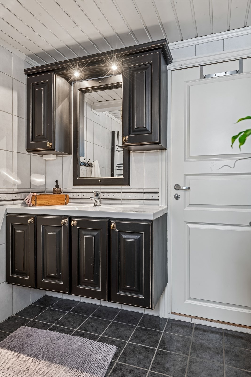 Baderomsinnredning med god oppbevaringsplass i over- og underskap. Galleribilde