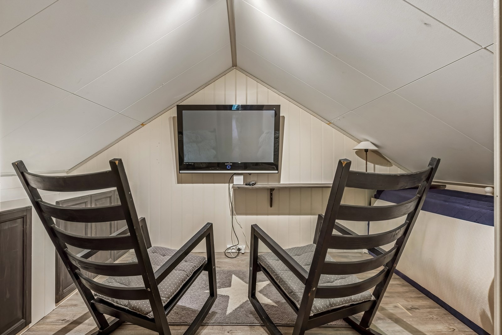 Et rom på hemsen gir mulighet for en egen TV-krok eller et gaming rom. Galleribilde