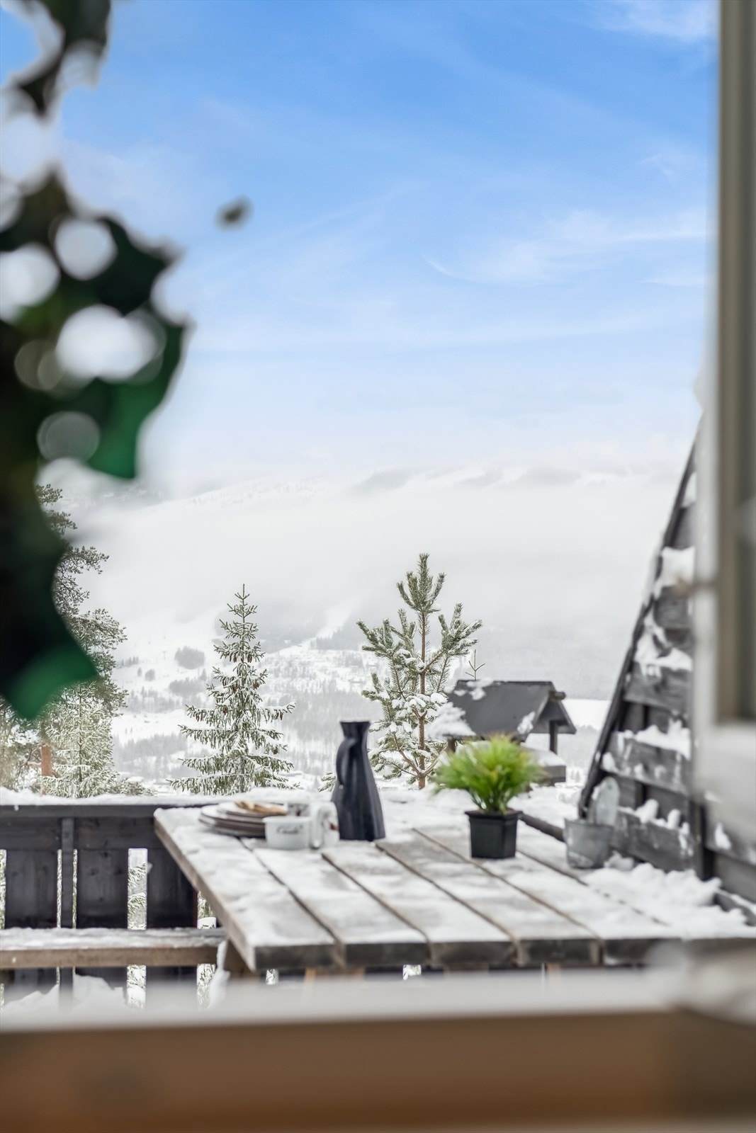 Utsikten mot fjellet er eventyrlig vakker, selv når morgentåken letter. Galleribilde