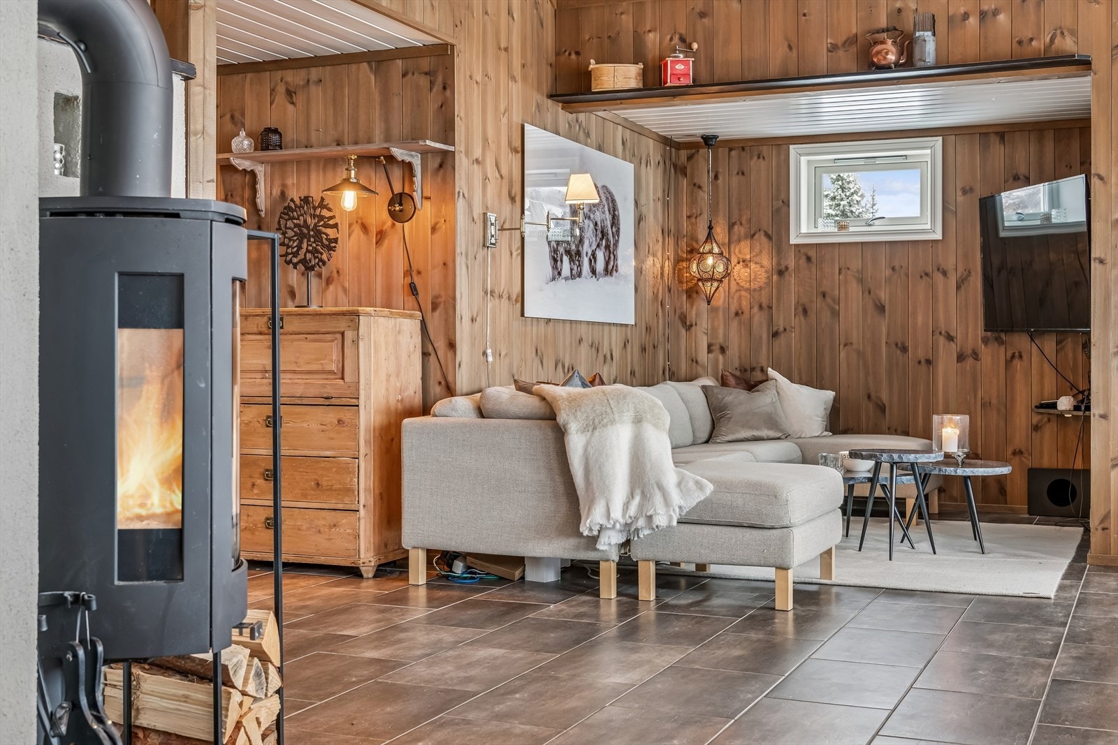 Peisovnen i stuen gir en lun atmosfære, supplert av en luft-til-luft varmepumpe fra 2022. Galleribilde