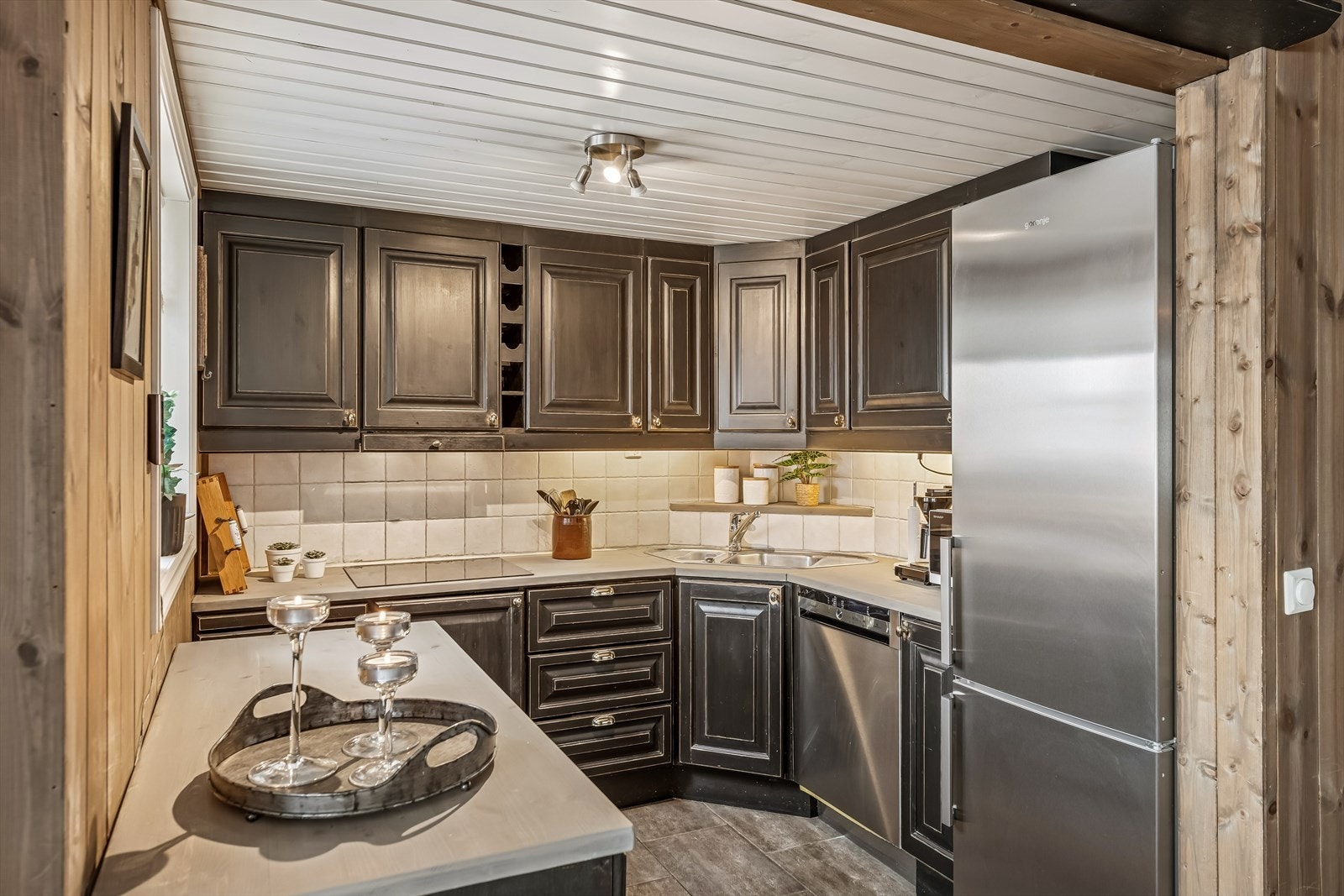 Kjøkkenet i hoveddelen har fronter i tre og benkeplater i heltre. Galleribilde