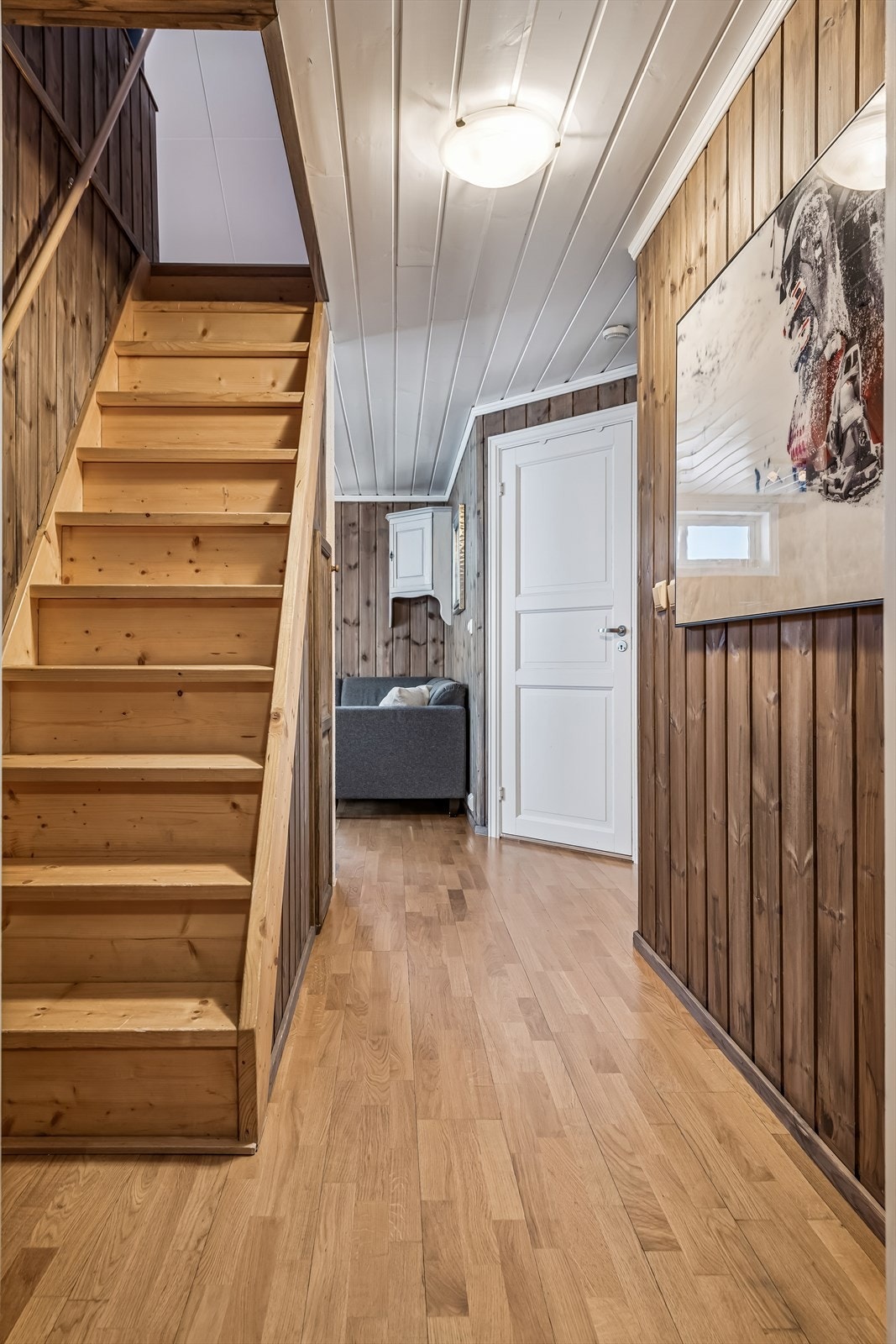 Innvendig tretrapp fra hallen leder opp til hemsen. Galleribilde