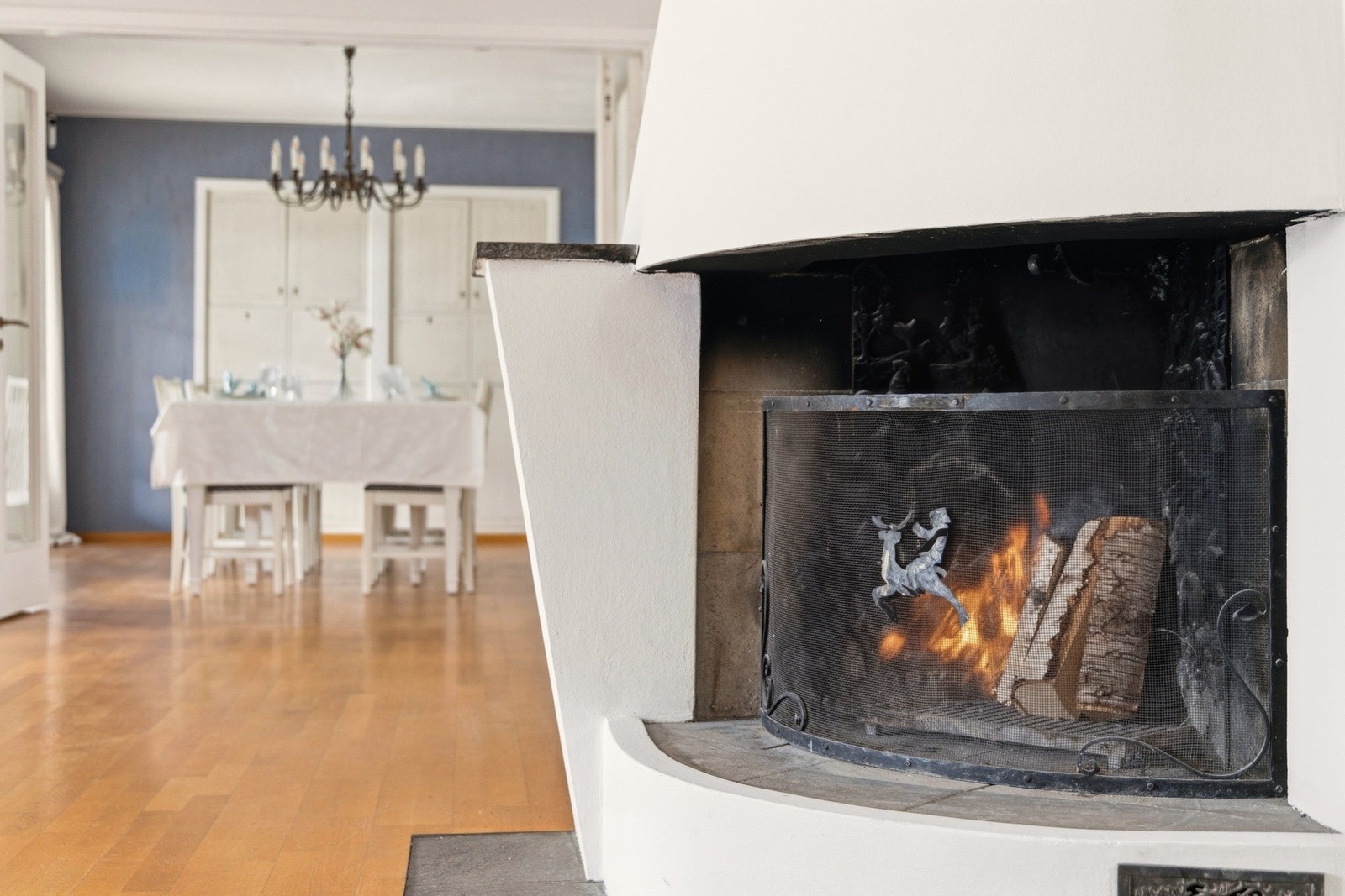 Sentralt i rommet er det en peis, som byr på ekstra varme og hygge på kalde dager. Galleribilde